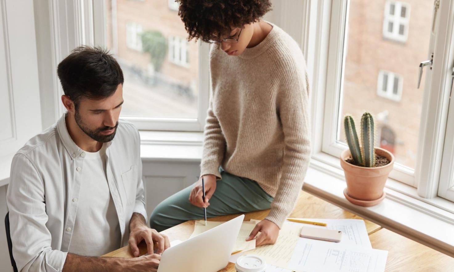 Moderne Finanzanalyse am Arbeitsplatz mit Diagrammen und Berichten